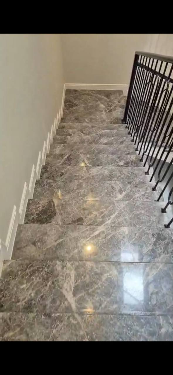 درج رخام رمادي بعد الجلي والتلميع